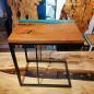 Preview: Beistelltisch aus Holz und Kunstharz auf einem edlen Metallgestell