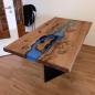 Preview: Ein wunderschöner Massivholztisch mit lebenden Kanten, schönem Kunstharzfluss  auf einem Metallgestell.