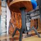 Preview: Ein runder Kaffeetisch aus Massivholz mit Kunstharz