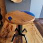 Preview: Ein runder Kaffeetisch aus Massivholz mit Kunstharz