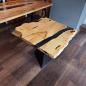 Preview: Ein wunderschöner und praktischer Massivholztisch auf einem Pyramide Metallgestell.