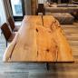 Preview: Ein wunderschöner Massivholztisch mit lebenden Kanten auf einer Massivholzwurzel.