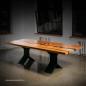 Preview: Ein wunderschöner Massivholztisch mit einem qualitativen Kunstharz auf einem Metallgestell