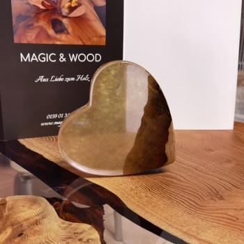 Ein Herz aus Massivholz mit Kunstharz