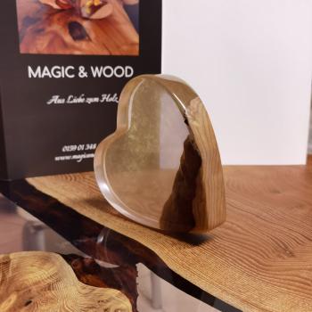 Preview: Ein Herz aus Massivholz mit Kunstharz