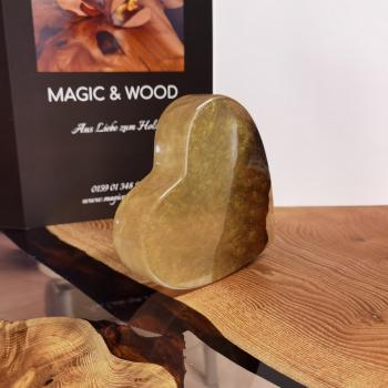 Preview: Ein Herz aus Massivholz mit Kunstharz