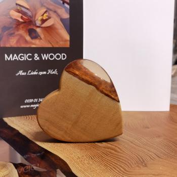 Ein Herz aus Massivholz mit Kunstharz