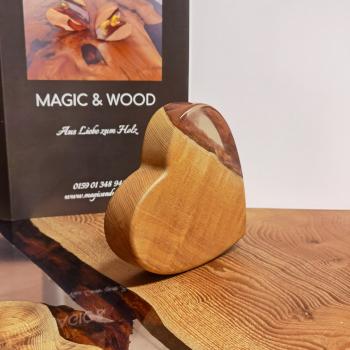 Preview: Ein Herz aus Massivholz mit Kunstharz