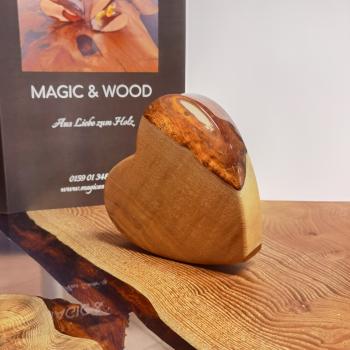 Preview: Ein Herz aus Massivholz mit Kunstharz