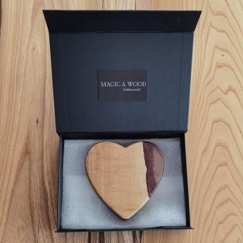 Preview: Ein Herz aus Massivholz mit Kunstharz