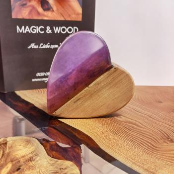 Ein Herz aus Massivholz mit Kunstharz