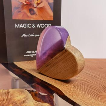 Preview: Ein Herz aus Massivholz mit Kunstharz