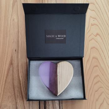 Preview: Ein Herz aus Massivholz mit Kunstharz