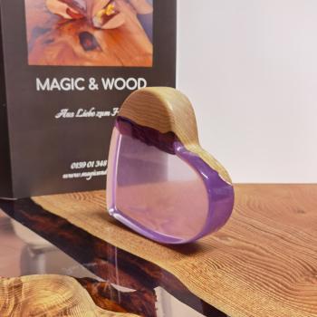 Preview: Ein Herz aus Massivholz mit Kunstharz