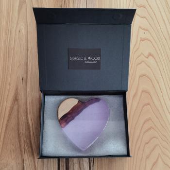 Preview: Ein Herz aus Massivholz mit Kunstharz