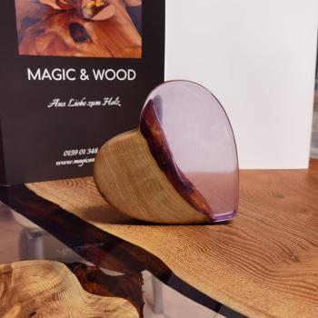 Ein Herz aus Massivholz mit Kunstharz