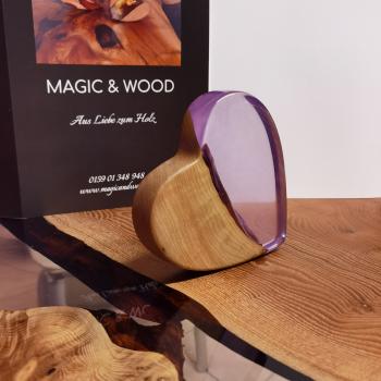 Preview: Ein Herz aus Massivholz mit Kunstharz