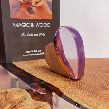 Preview: Ein Herz aus Massivholz mit Kunstharz