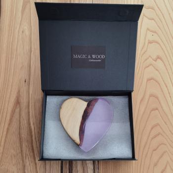 Preview: Ein Herz aus Massivholz mit Kunstharz