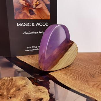 Preview: Ein Herz aus Massivholz mit Kunstharz