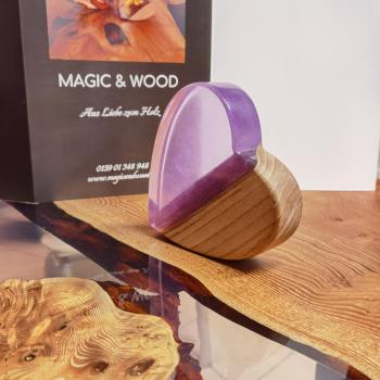 Preview: Ein Herz aus Massivholz mit Kunstharz