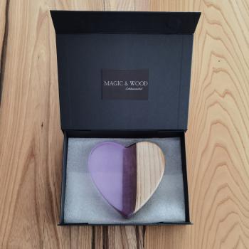 Preview: Ein Herz aus Massivholz mit Kunstharz