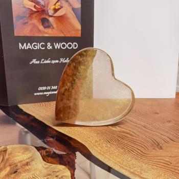 Ein Herz aus Massivholz mit Kunstharz