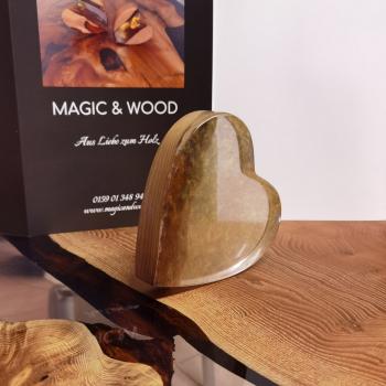 Preview: Ein Herz aus Massivholz mit Kunstharz