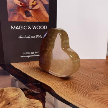 Preview: Ein Herz aus Massivholz mit Kunstharz