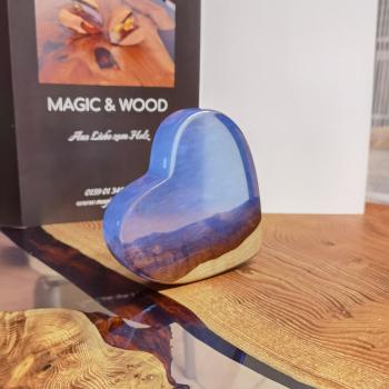 Preview: Ein Herz aus Massivholz mit Kunstharz