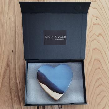 Preview: Ein Herz aus Massivholz mit Kunstharz