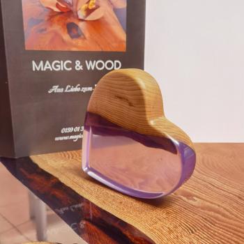 Preview: Ein Herz aus Massivholz mit Kunstharz