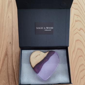 Preview: Ein Herz aus Massivholz mit Kunstharz