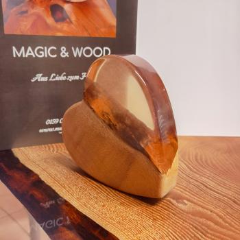 Ein Herz aus Massivholz mit Kunstharz