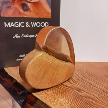 Preview: Ein Herz aus Massivholz mit Kunstharz