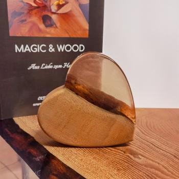 Preview: Ein Herz aus Massivholz mit Kunstharz