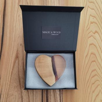 Preview: Ein Herz aus Massivholz mit Kunstharz