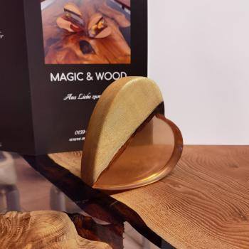 Preview: Ein Herz aus Massivholz mit Kunstharz