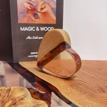 Preview: Ein Herz aus Massivholz mit Kunstharz