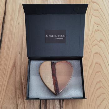 Preview: Ein Herz aus Massivholz mit Kunstharz