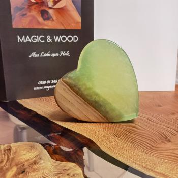 Ein Herz aus Massivholz mit Kunstharz