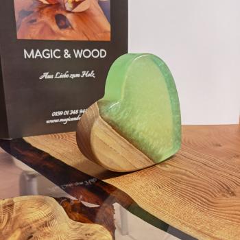 Preview: Ein Herz aus Massivholz mit Kunstharz