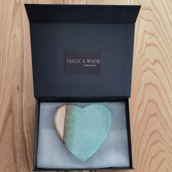 Preview: Ein Herz aus Massivholz mit Kunstharz