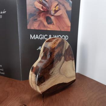 Preview: Ein Herz aus Massivholz mit Kunstharz