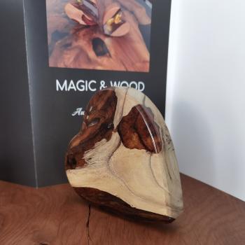 Preview: Ein Herz aus Massivholz mit Kunstharz