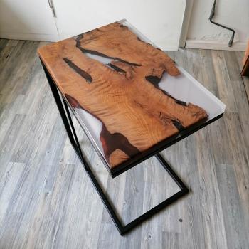 Beistelltisch aus Massivholz und Kunstharz auf einem edlen Metallgestell. 60 x 40_5