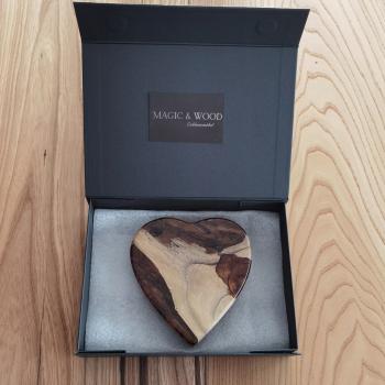 Preview: Ein Herz aus Massivholz mit Kunstharz