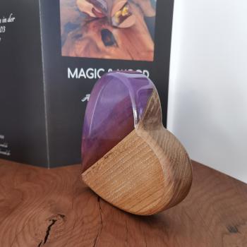 Preview: Ein Herz aus Massivholz mit Kunstharz