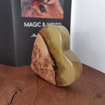 Preview: Ein Herz aus Massivholz mit Kunstharz