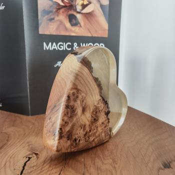 Preview: Ein Herz aus Massivholz mit Kunstharz